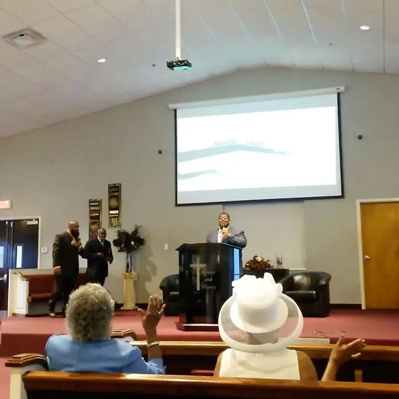 Sunday worship at Lake Ida Church of Christ Delray Beach