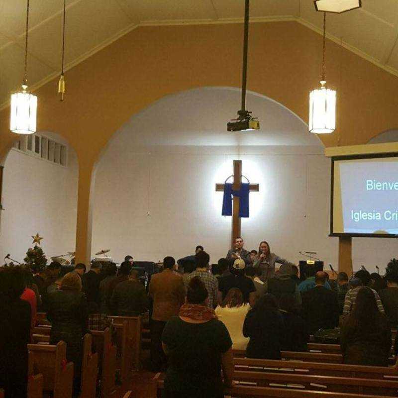 Sunday worship at Iglesia Cristo Viene