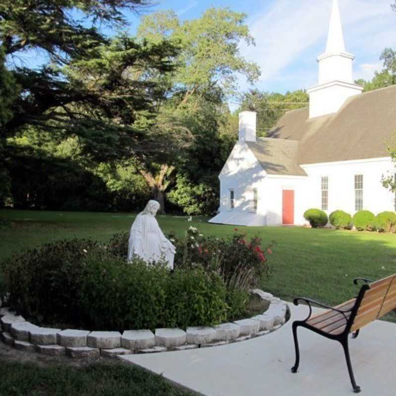 Infant of Prague side yard with statue of Mary