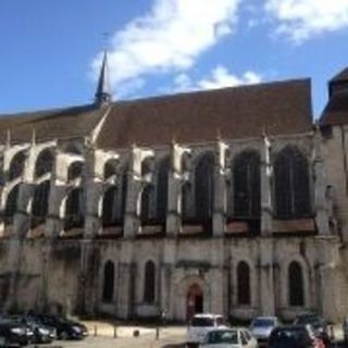 Saint Pierre Chartres, Centre